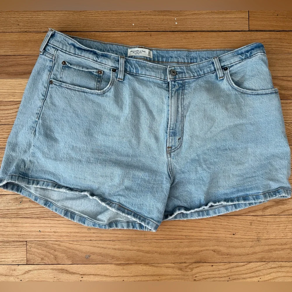 Abercrombie & Fitch curve love 4” high rise mom shorts Light Blue Denim - Picture 1 of 3